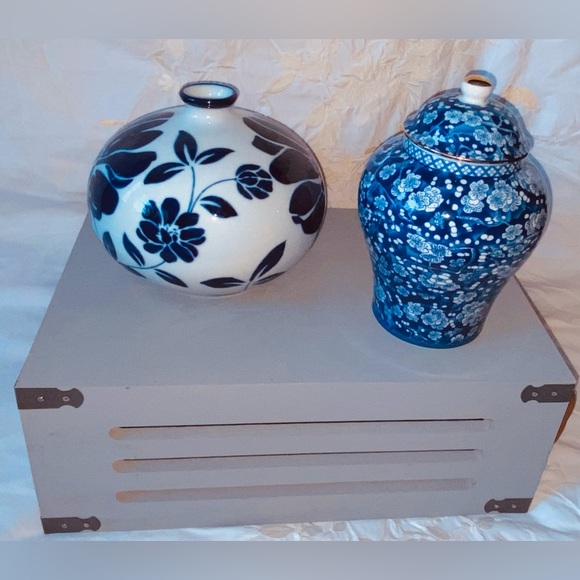 New Gourgues Urn/Vessel Blue w/White Flowers, Many Uses- Flowers, Tea, Ashes... - Picture 16 of 16